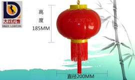 挂树上小灯笼