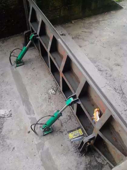 湖北水电站集成式液压翻版闸门报价，液压翻版闸门图纸，崇鹏免费设计