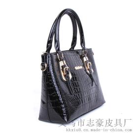 休闲包【广州皮具定制】到志豪皮具定制广州皮具