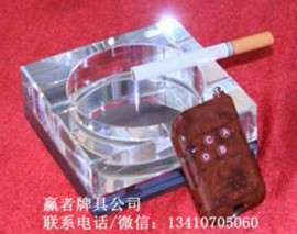 单人操作透明烟灰缸镜头，高清快速准确